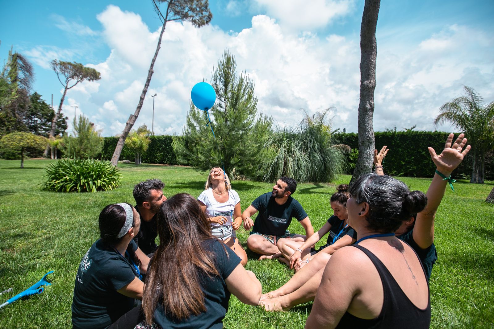 Cerchio di partecipanti nel giardino