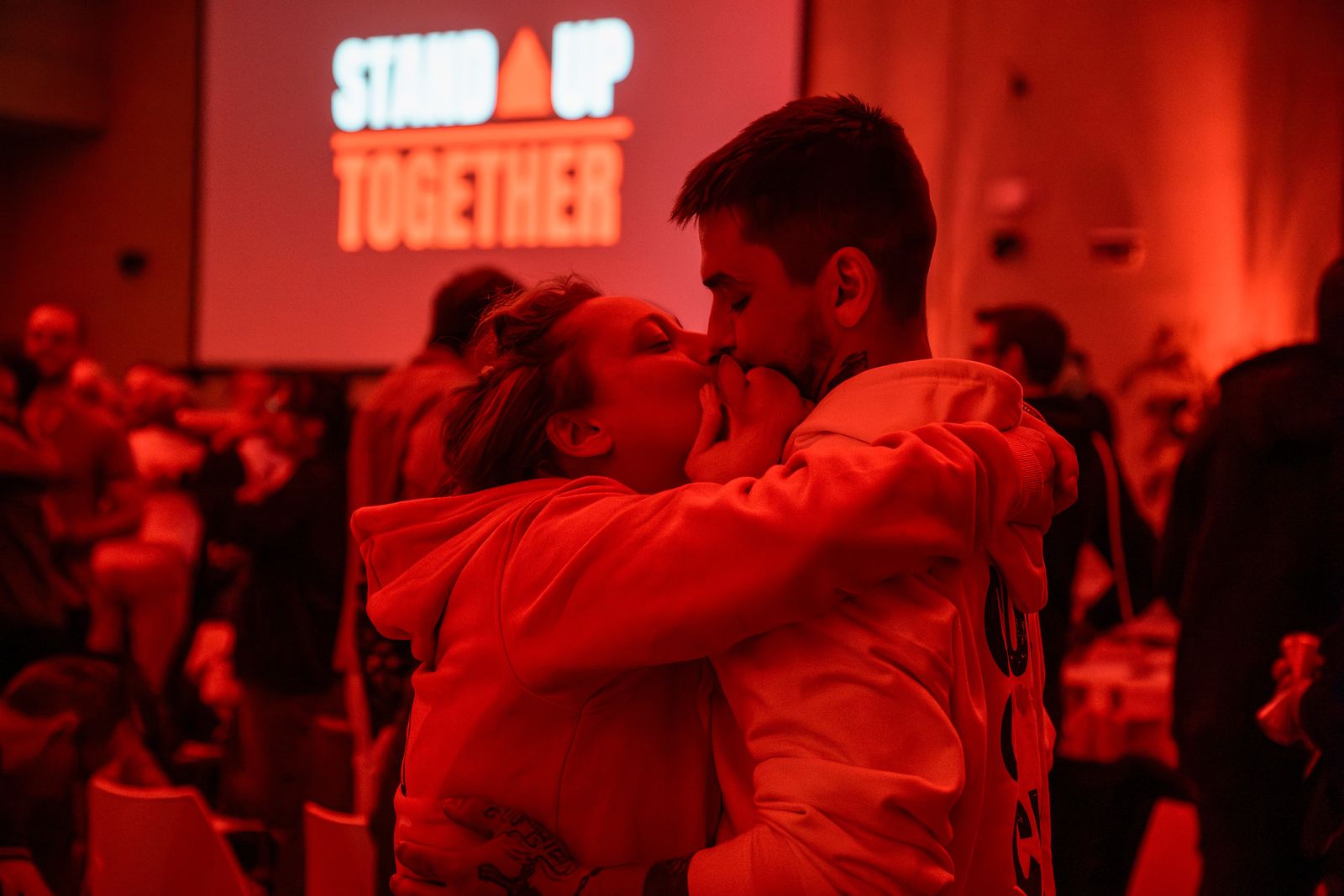 Abbraccio davanti al palco di Stand Up Together